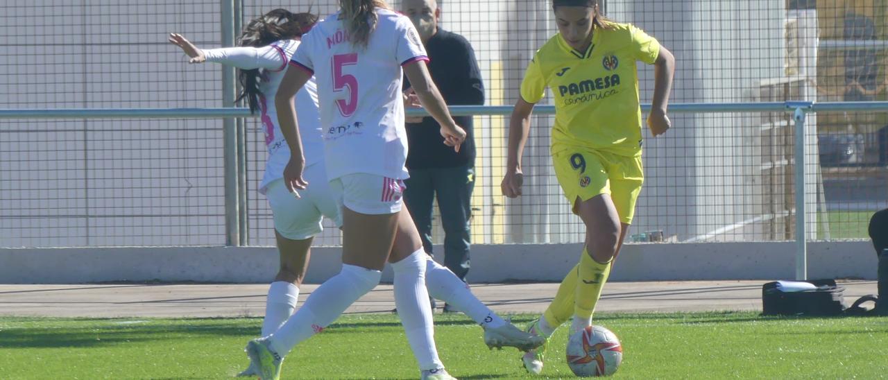La delantera amarilla Sheila Guijarro intenta deshacerse de la presión de dos jugadoras del Madrid CFF