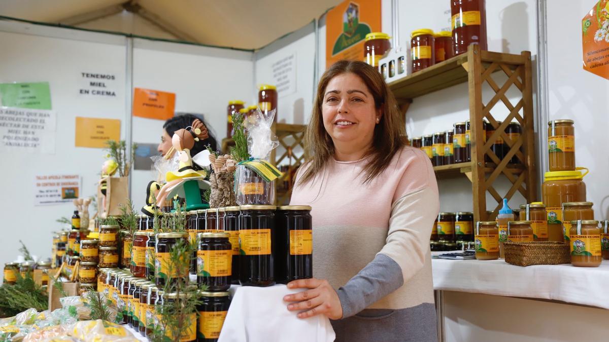 Pilar Morales sigue acudiendo a la feria con Moramiel, la empresa que fundó su padre, Fernando.