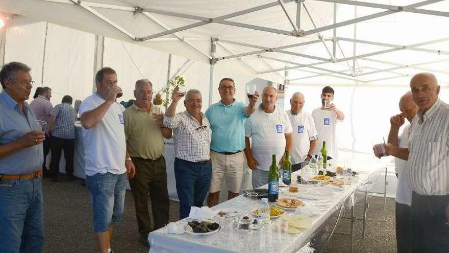 La carpa del tinta femia abrió ayer por la tarde en Cela. // G.Núñez