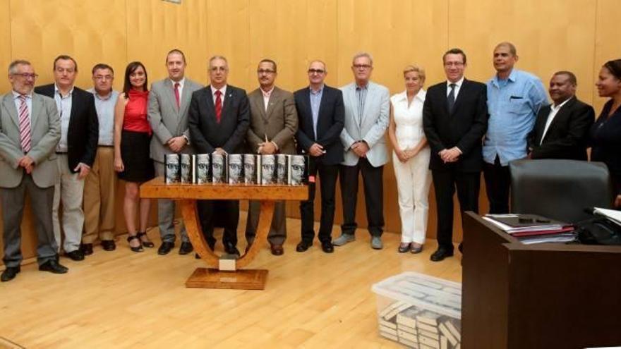 Autoridades locales y ponentes del encuentro, junto a los ejemplares cedidos por la fundación dominicana a Benidorm