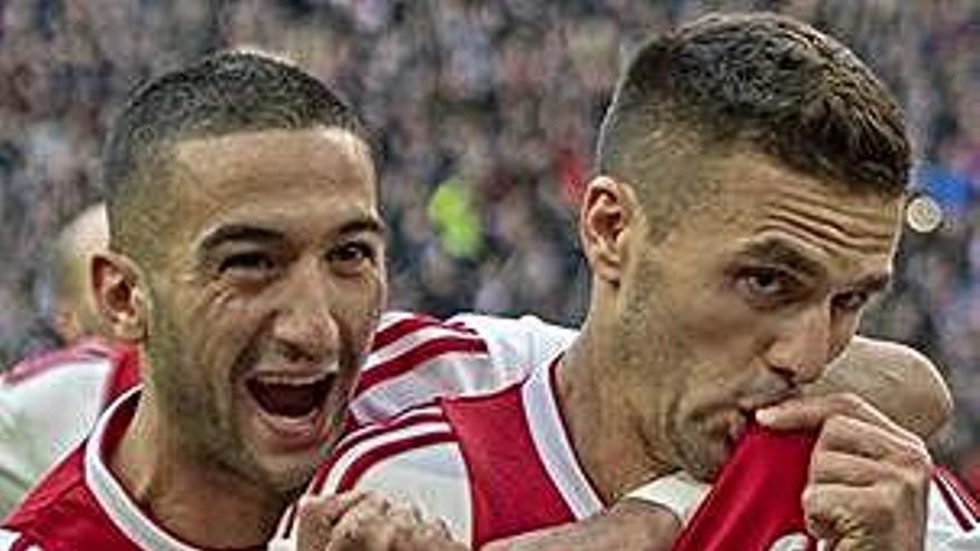 Ziyech i Tadic celebren el 2-1