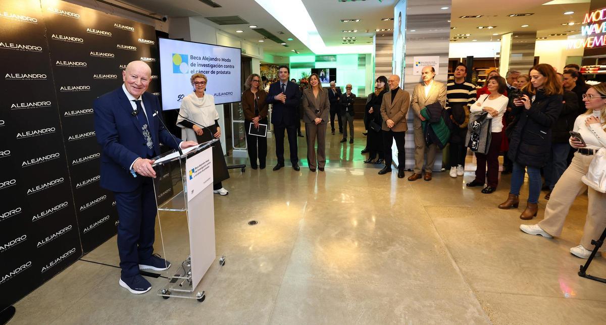Entrega de la beca Alejandro Moda de Investigación al investigador Alberto J. Schuhmacher.
