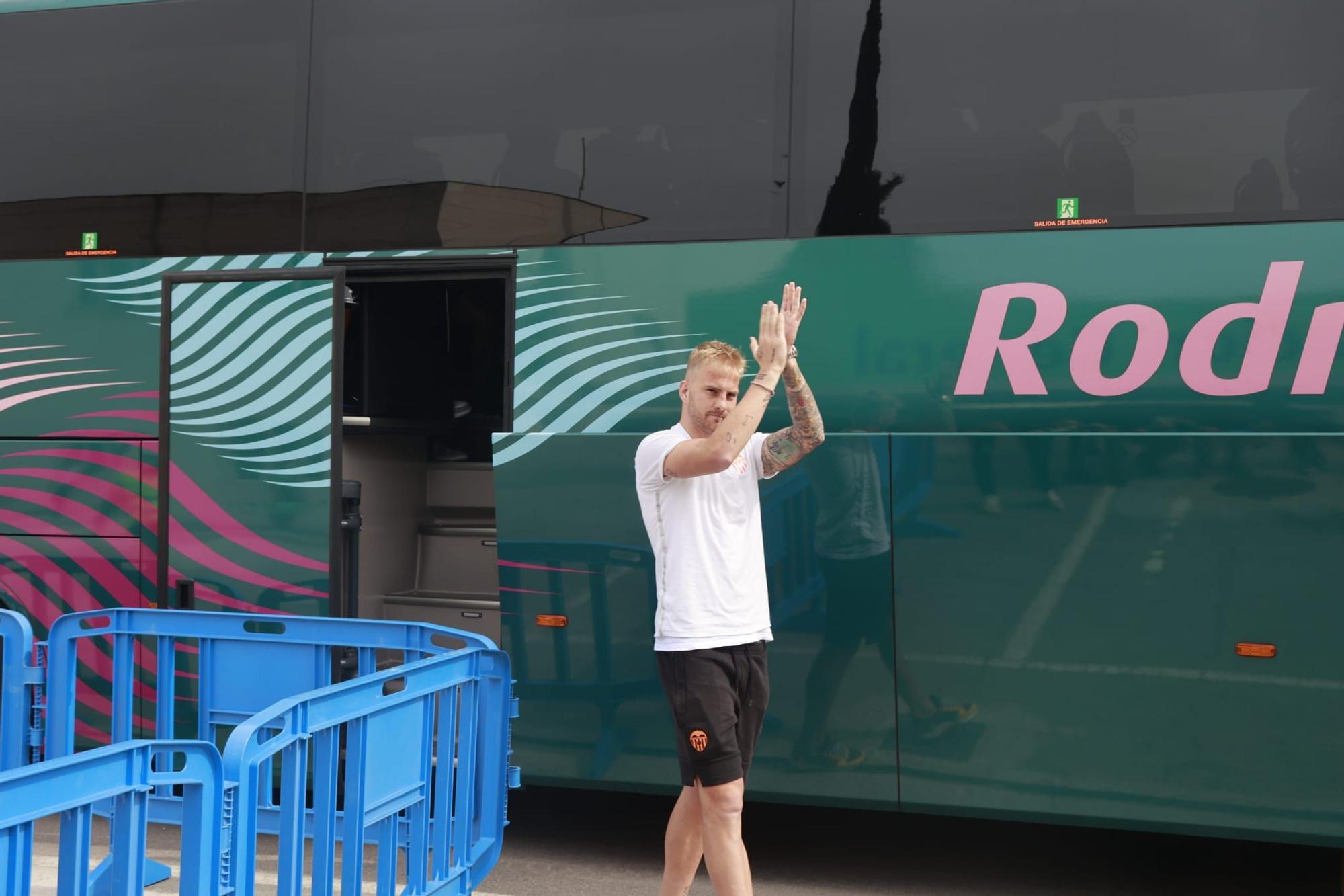 Bufandas y banderas en el aeropuerto para desear suerte al Valencia CF