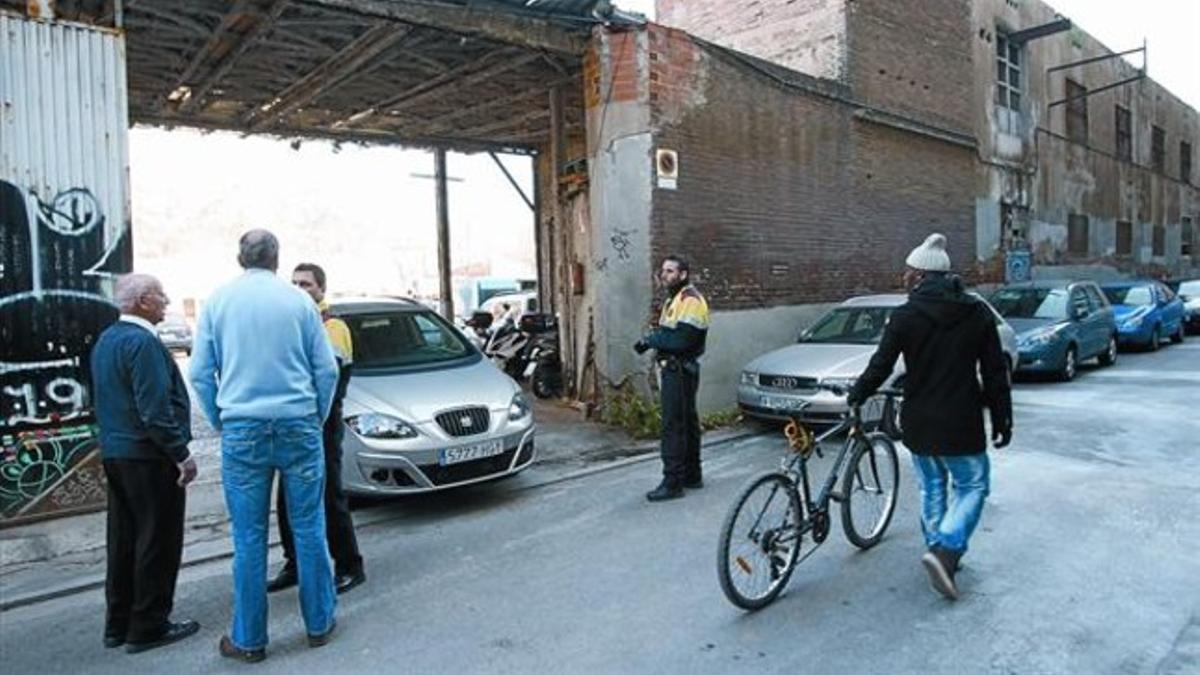 Uno de los accesos de la nave del pasaje de Ratés desalojada ayer en Poblenou.