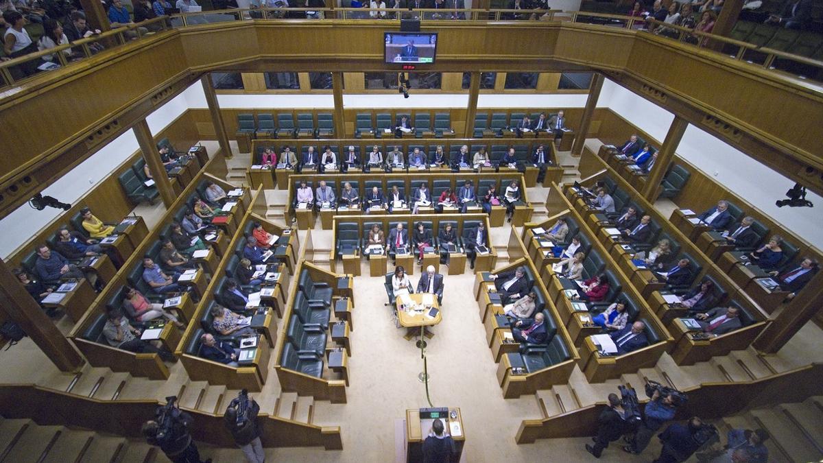 Pleno en el Parlamento vasco.