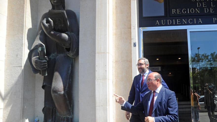 Pedro Antonio Sánchez y Víctor Martínez, a su salida del TSJ de Murcia.