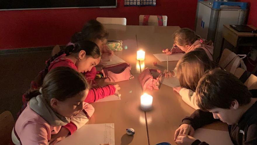 Escolars gironins experimentat el treball amb espelmes.
