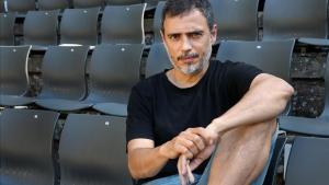 Julio Manrique, sentado en una butaca del Teatre Grec.