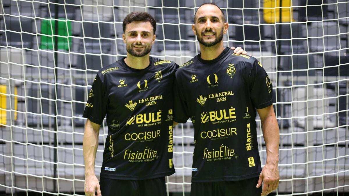 El egabrense César Velasco y el menciano Boyis, con la camiseta del Jaén Paraíso Interior FS.