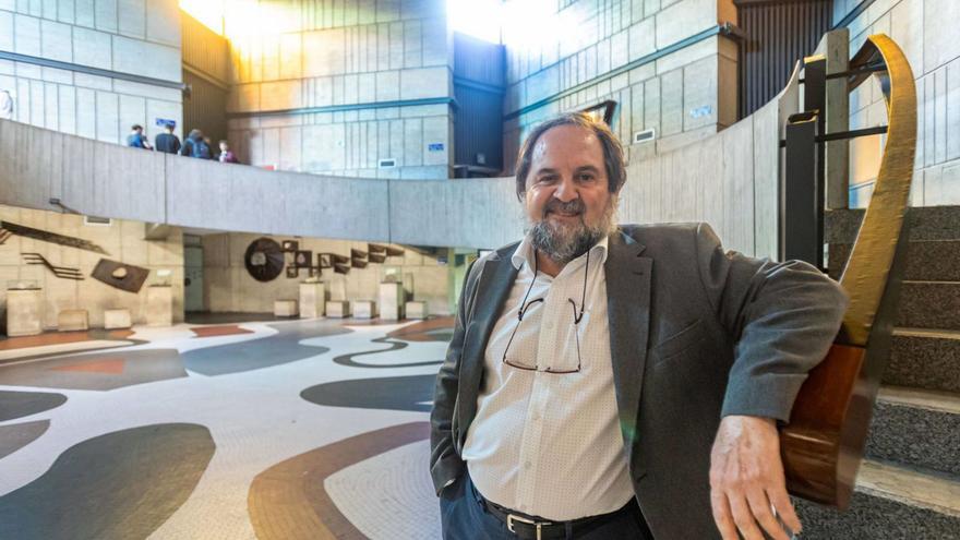 José Antonio Sáenz de Santamaría, en la Facultad de Geología. | DAVID CABO