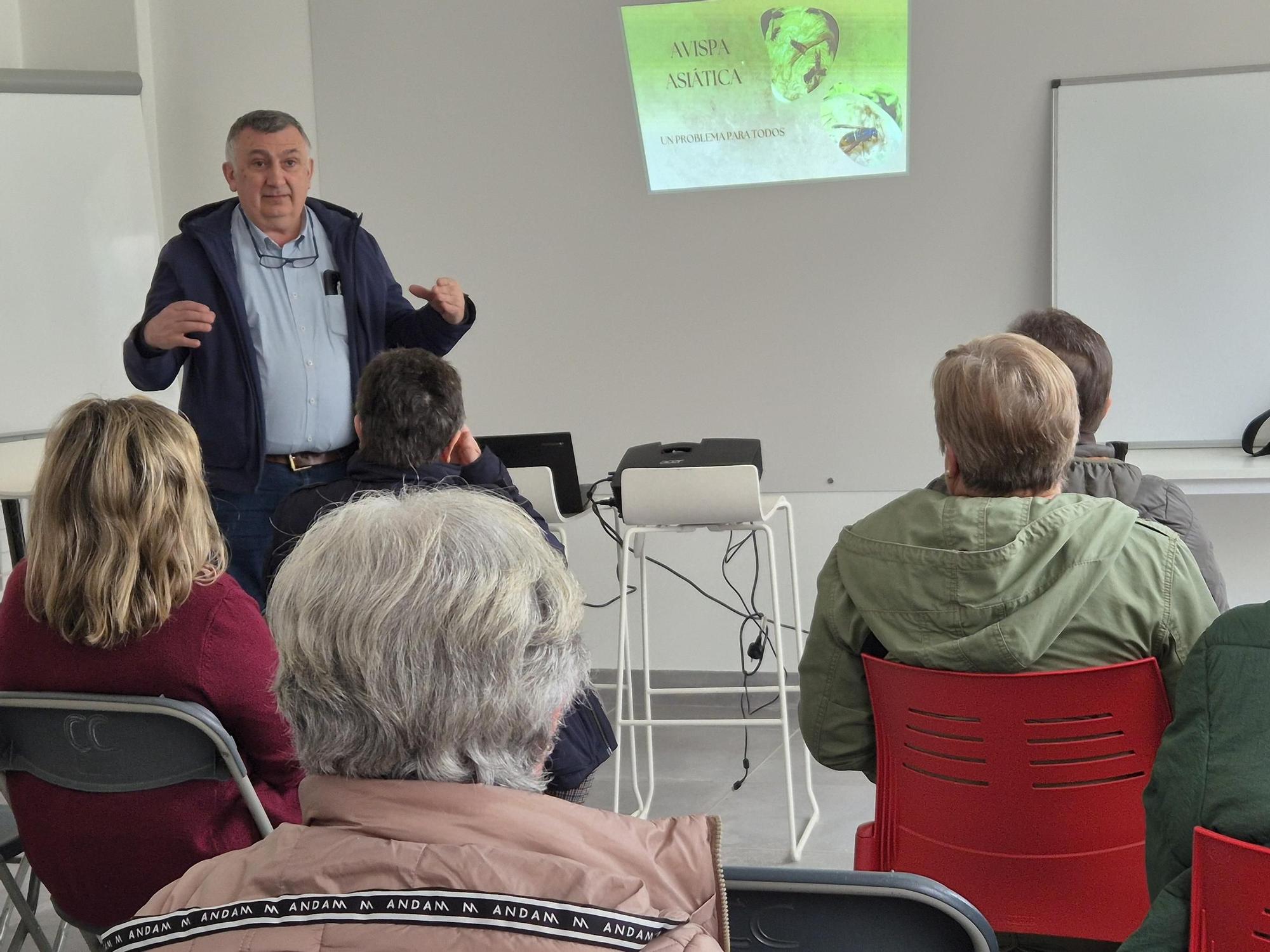 Isidro Rodríguez, de Plaguiber, impartindo unha charla sobre a velutina en Carballo