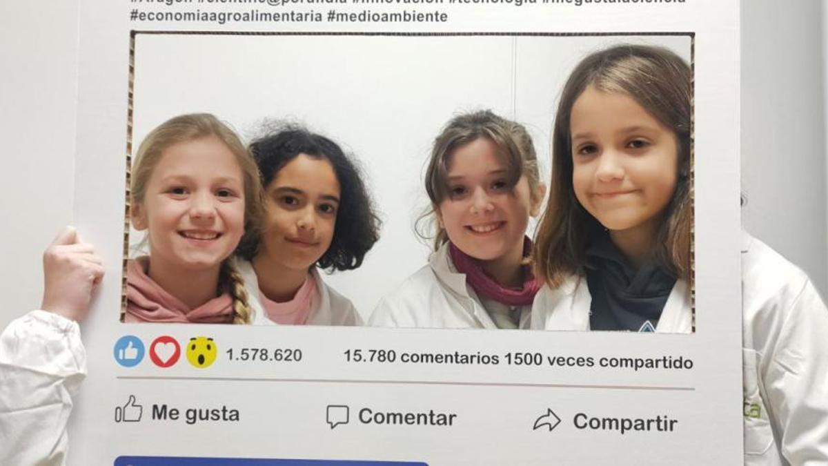 Cuatro niñas científicas participantes, durante su visita en el CITA.
