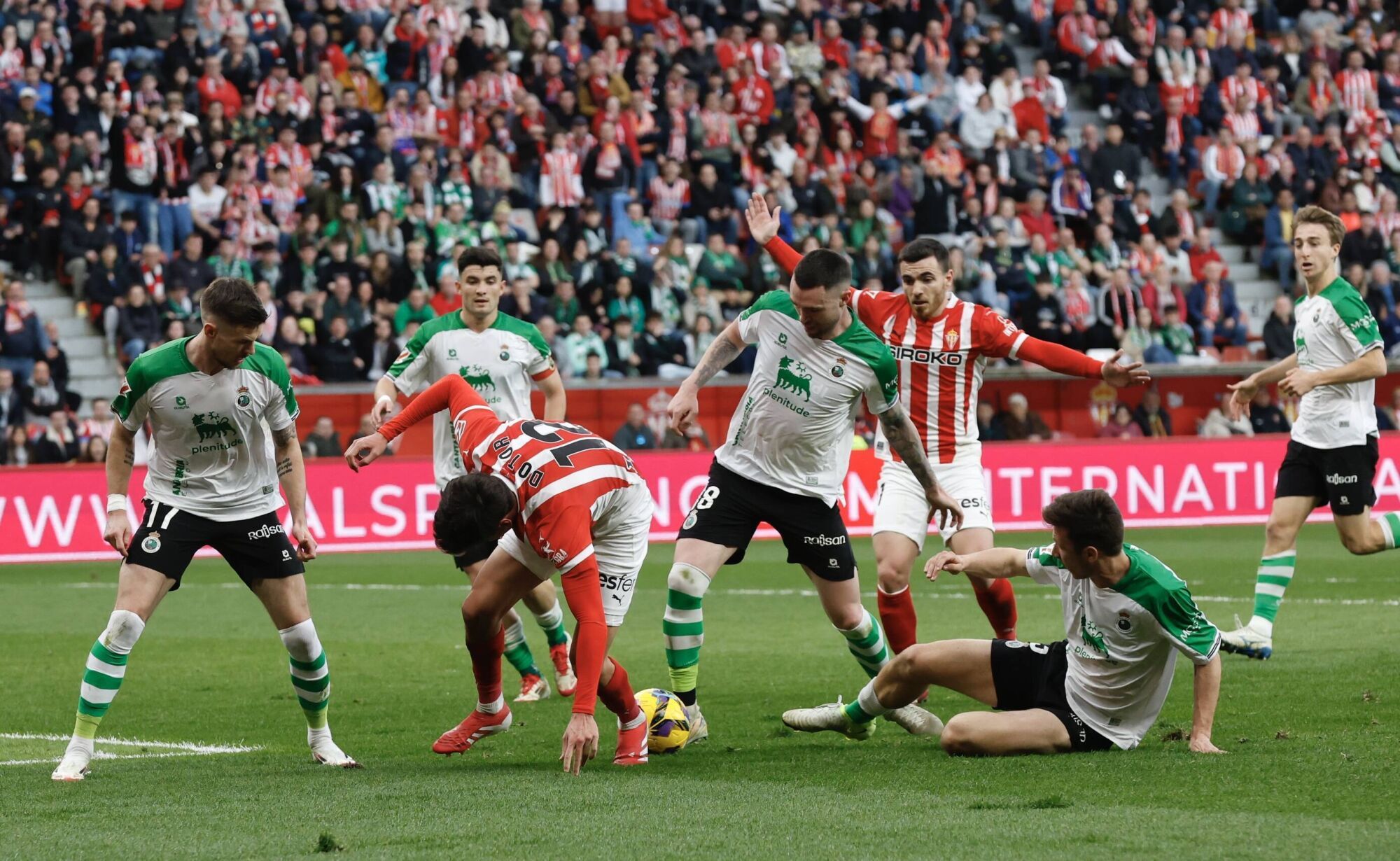 EN IMÁGENES: Ambientazo en el Sporting-Racing de Santander disputado en El Molinón