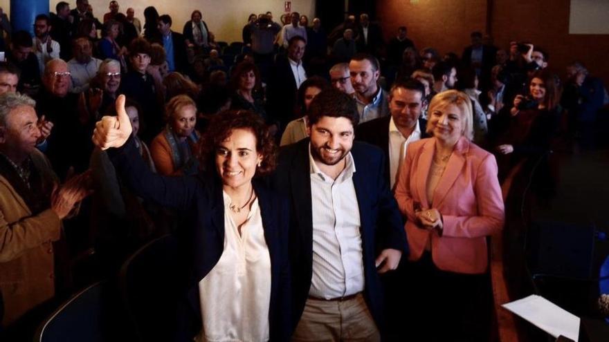 Dolors Montserrat y Fernando López Miras durante la convención regional del PP