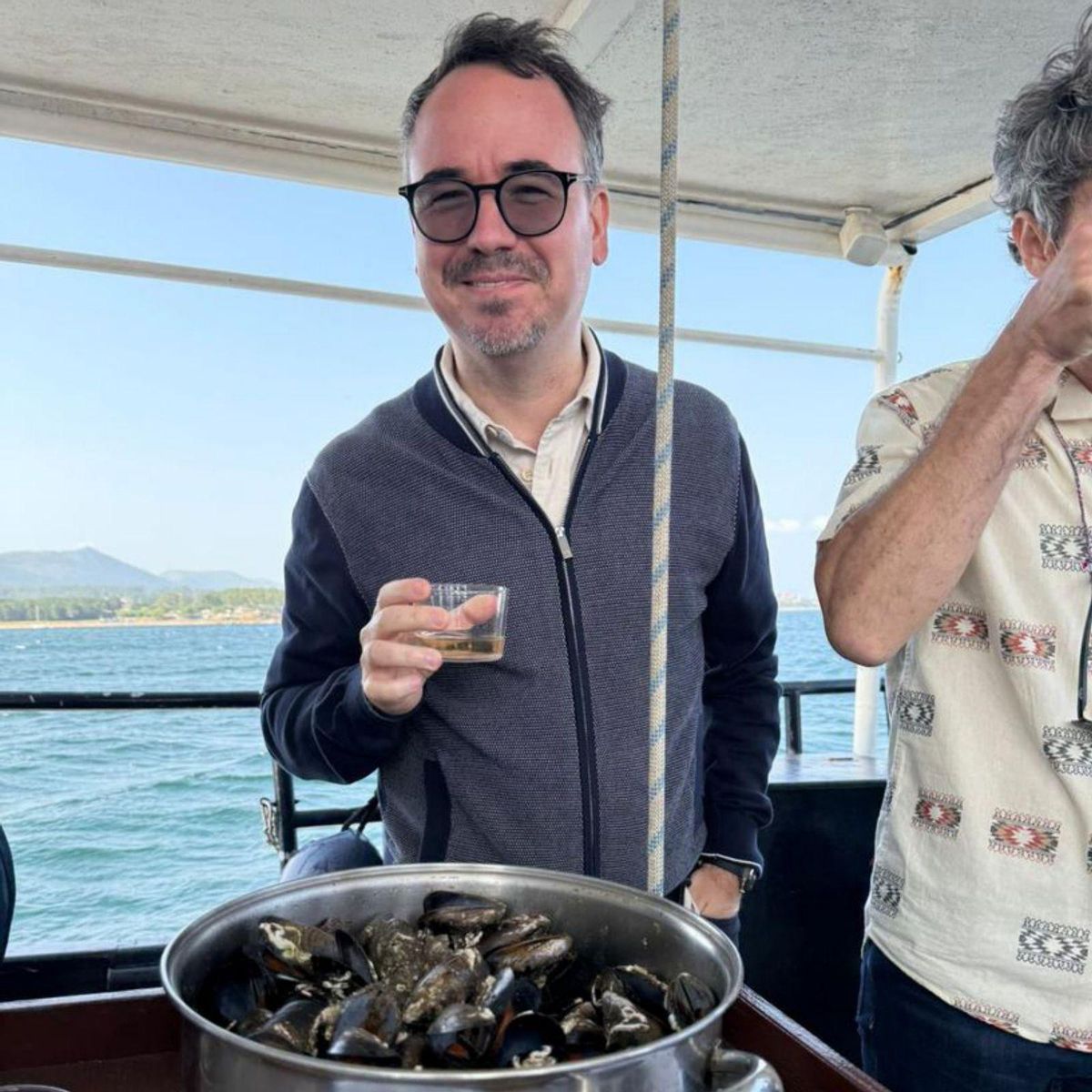 El chef Paco Morales disfrutando del marisco de Galicia durante sus vacaciones este mes de julio. | CÓRDOBA