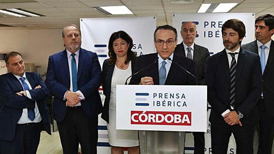 El director general de contenidos de INFORMACIÓN, Juan R. Gil; el director de Córdoba, Francisco Luis Córdoba; la directora de Gabinete de Presidencia, Irene Lanzaco: el presidente de Prensa Ibérica, Javier Moll; el consejero delegado de Prensa Ibérica en la Comunidad Valenciana, Juan Antonio López Ruiz de Zuazo; el director general de Prensa Ibérica, Sergi Gillot y el gerente del Diario de Córdoba, Andrés Sánchez.