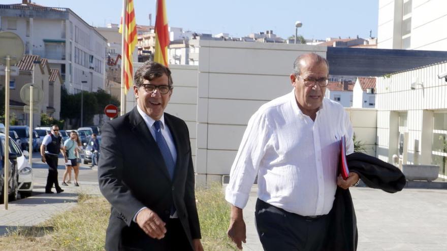 El conseller delegat d&#039;Aigües de Blanes, Narcís Piferrer, i el seu advocat, Carles Monguilod, arribant als jutjats