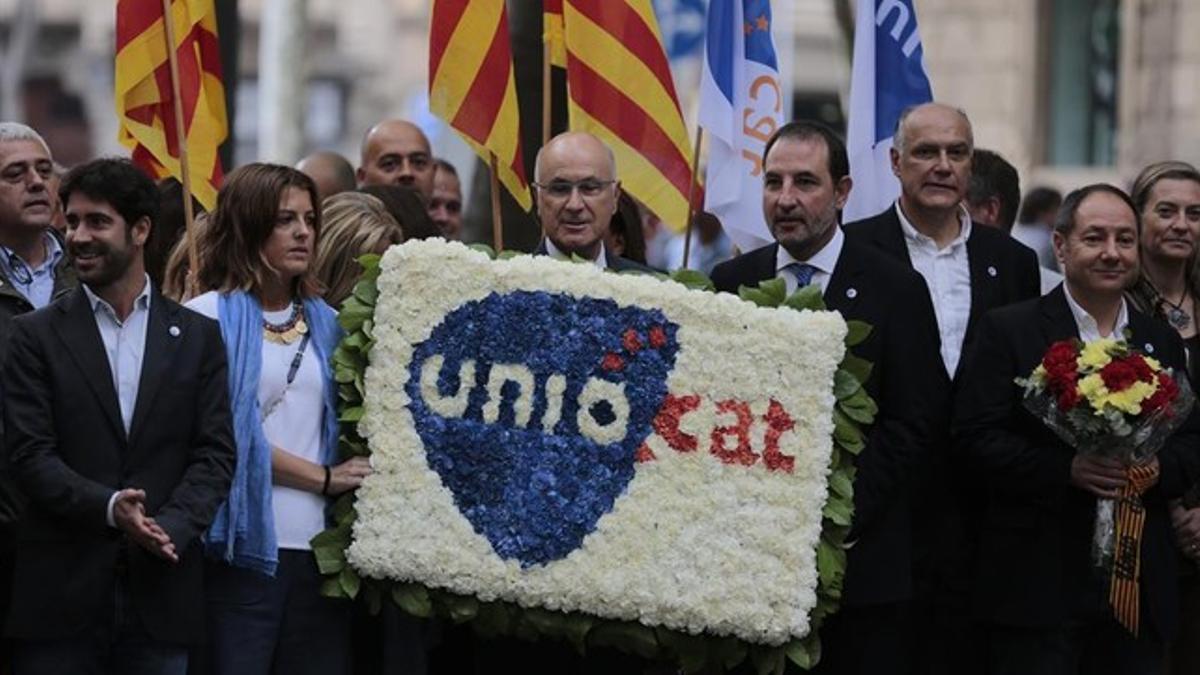 El líder de Unió, Josep Antoni Duran Lleida, y el candidato, Ramon Espadaler, en la ofrenda al monumento de Rafael Casanova este viernes.