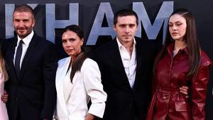 David y Victoria Beckham, junto a su hijo Brooklyn y la esposa de este, Nicola Peltz, en una imagen de octubre del 2023.