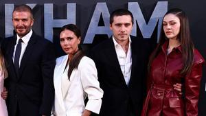 Brooklyn Beckham estalla públicamente contra sus padres, Victoria y David Beckham. En la foto, David y Victoria Beckham, junto a su hijo Brooklyn y la esposa de este, Nicola Peltz, en una imagen de octubre del 2023.
