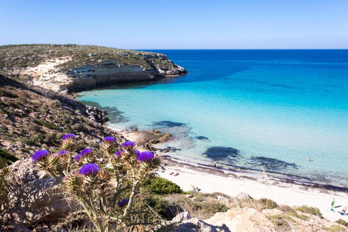 Playa Isola dei Conigli está Lampedusa en la isla de Sicilia. Según los viajeros de TripAdvisor es una de las mejores playas gracias a su arena blanca, a su agua turquesa y a la brisa marina. Se tardan 20 minutos en llegar hasta el lugar, pero ese tiempo se recompensa después con un baño en la décima mejor playa del mundo. 