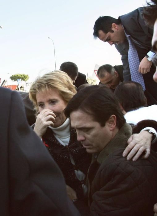 2005 - Momento en que Esperanza Aguirre es asistida tras salir del helicóptero que se estrelló y en el que además viajaba Mariano Rajoy, que también resultó ileso.