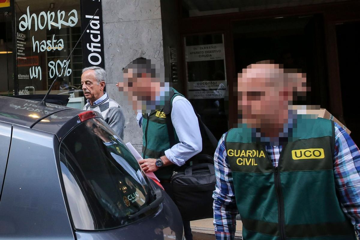 José Manuel Fernández, asesor financiero externo del Montepío, durante un registro de la Guardia Civil.