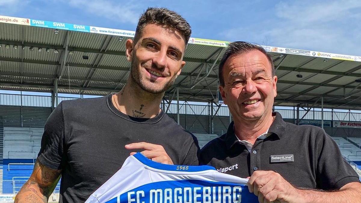 Cristiano Piccini posa con la camiseta del Magdeburgo