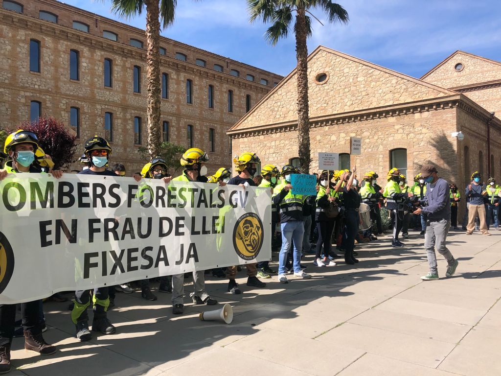 Protesta de los bomberos forestales en València