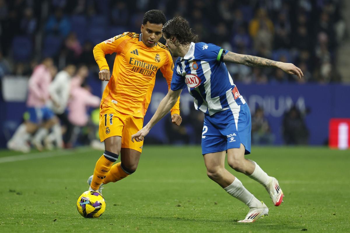 Real Madrids Brazilian forward, Rodrygo Goes (L), fights for the ball with Espanyol defender Carlos Romero during LaLiga match between Espanyol and Real Madrid, at the RCDE Stadium in Cornella El Prat, Catalunya, Spain, 1 February 2025. EFE/ Toni Albir