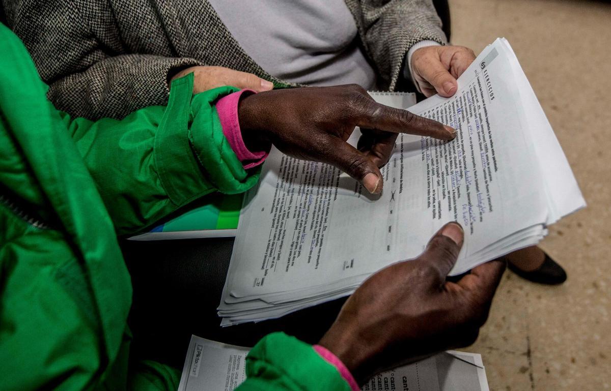 Un migrante residente en Alicante, con un texto traducido.