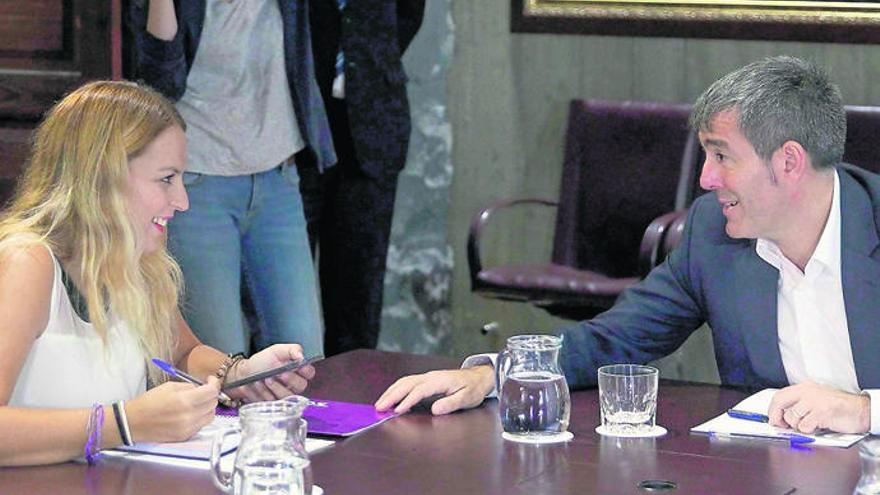 El presidente del Gobierno de Canarias, Fernando Clavijo, en la reunión de ayer con la portavoz del Grupo Parlamentario Podemos, Noemí Santana.