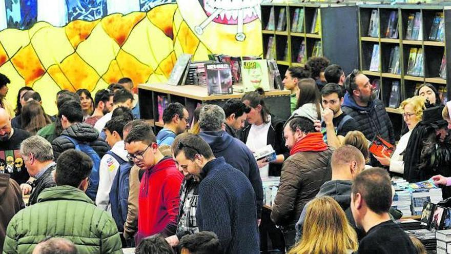 Tercera edició del Salò del 
Còmic de València amb el
detall de Paco Roca signant
un dels seus llibres. |  ALBERTO SAIZ LLOP