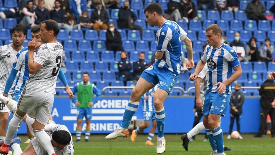 Jaime remata en el partido entre Deportivo y DUX de la temporada pasada en Riazor. |  // CARLOS PARDELLAS