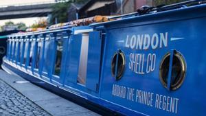 El London Shell Co, amarrado en Sheldon Square, recorre por la noche el Regent’s Canal sirviendo copas y platos de pescado.