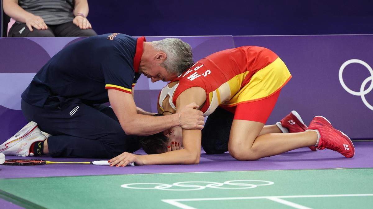 Fernando Rivas consuela A Carolina Marín tras su lesión.