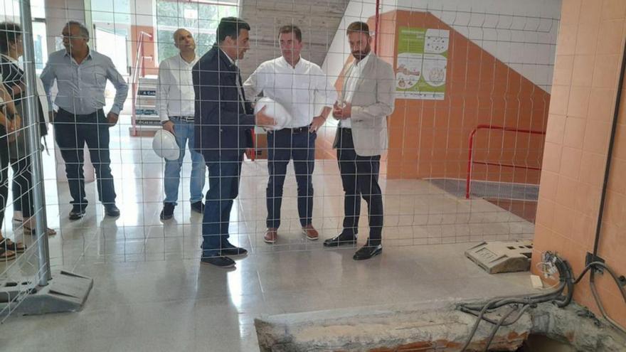 Trenor, primero derecha, con el regidor, segundo, en Ponteceso 