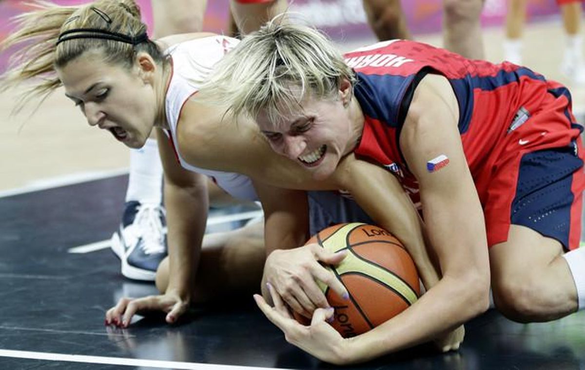 La croata Mirna Mazic (esquerra) i la txeca Ilona Burgrova (dreta) lluiten per agafar la pilota a la ronda preliminar de bàsquet femení.