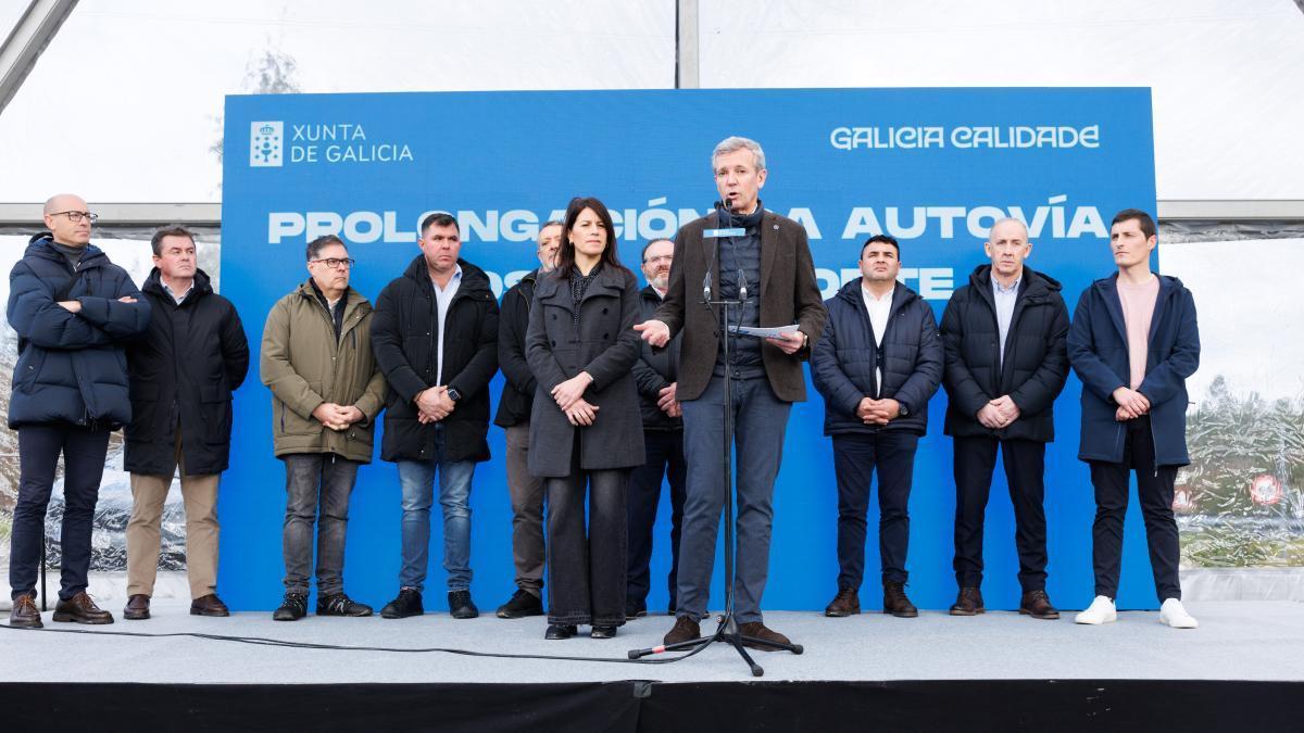 O presidente da Xunta coa conselleira de Infraestruturas, alcaldes e concelleiros, en Santa Irena.