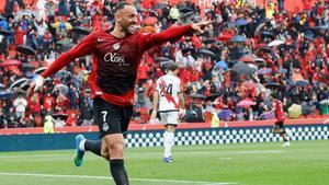 Resumen, goles y highlights del RCD Mallorca 3 - 0 Rayo Vallecano de la jornada 31 de LaLiga EA Sports