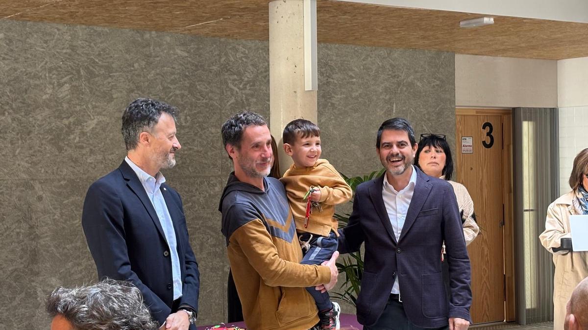 Una de les famílies rebent les claus dels nous pisos de lloguer social a Igualada