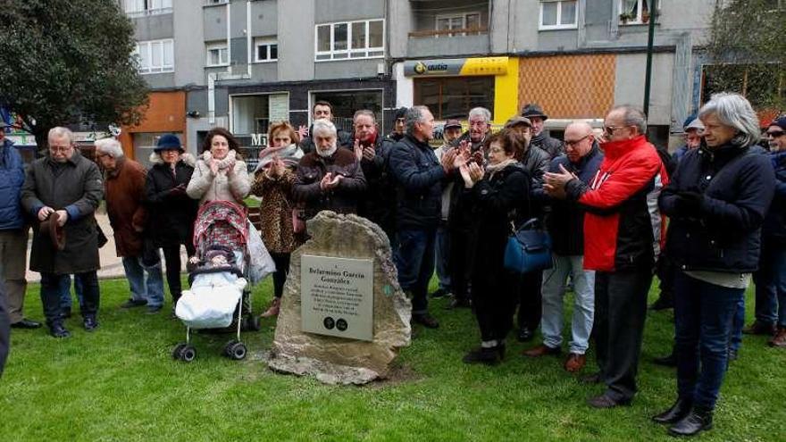 Familiares y amigos del homenajeado, junto a representantes vecinales y políticos, detrás del monolito, con la placa ya repuesta.