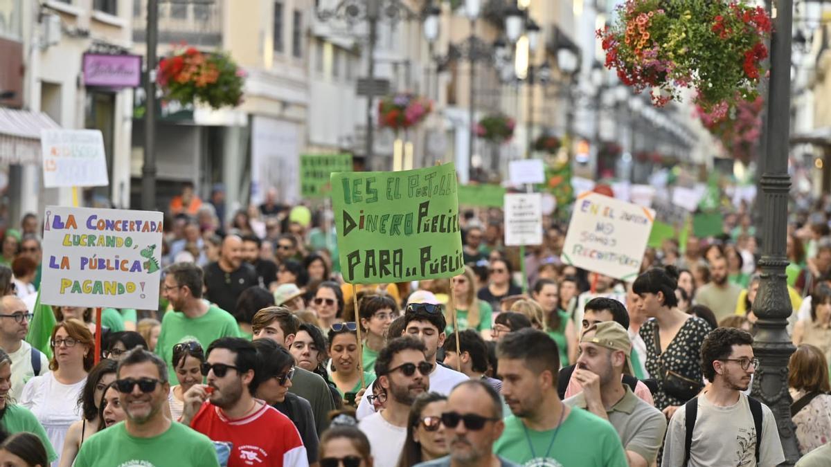 Masiva manifestación por la escuela pública en Zaragoza en el último día de huelga.