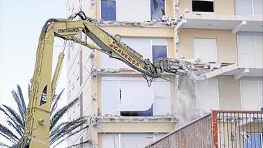 Demolido el 25% del edificio de Torreblanca