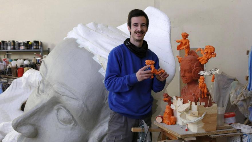Er brennt für seinen Job: Junger Künstler bastelt auf Mallorca riesige Figuren, die dann im Feuer enden