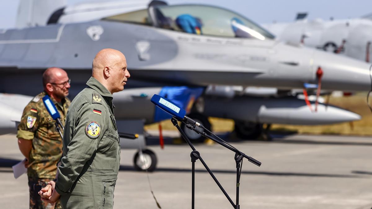 El Jefe de Estado Mayor de la Fuerza Aérea Alemana, Teniente General Ingo Gerhartz, se dirige a los medios durante las maniobras Air Defender de la OTAN en Jagel, Alemania, el pasado 9 de junio.