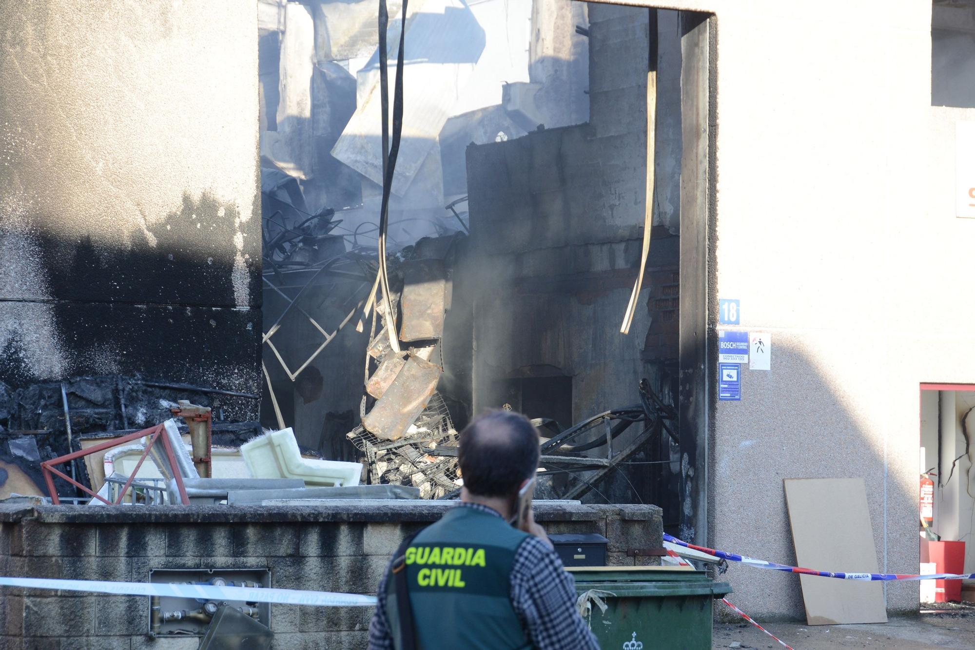 El incendio en una fábrica del polígono de Castiñeiras, en Bueu (I)