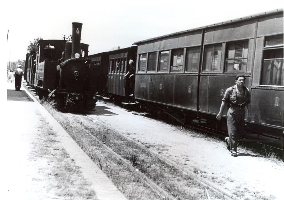 Dos trens es creuen a l’estació de Santa Cristina d’Aro, cap al 1960.