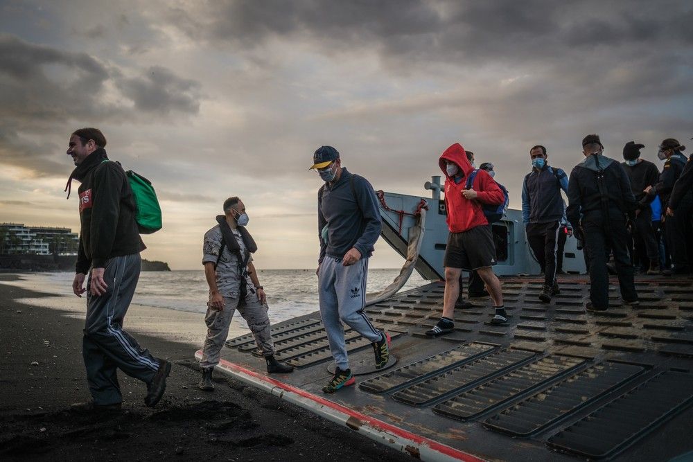 Traslado de agricultores de La Palma en una embarcación de la Armada Española durante la erupción del volcán