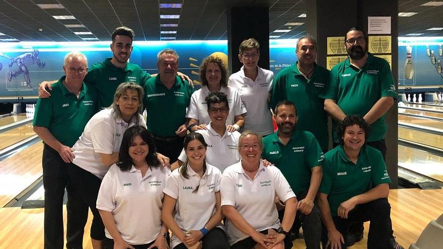 Componentes del equipo femenino y masculino de Bowling